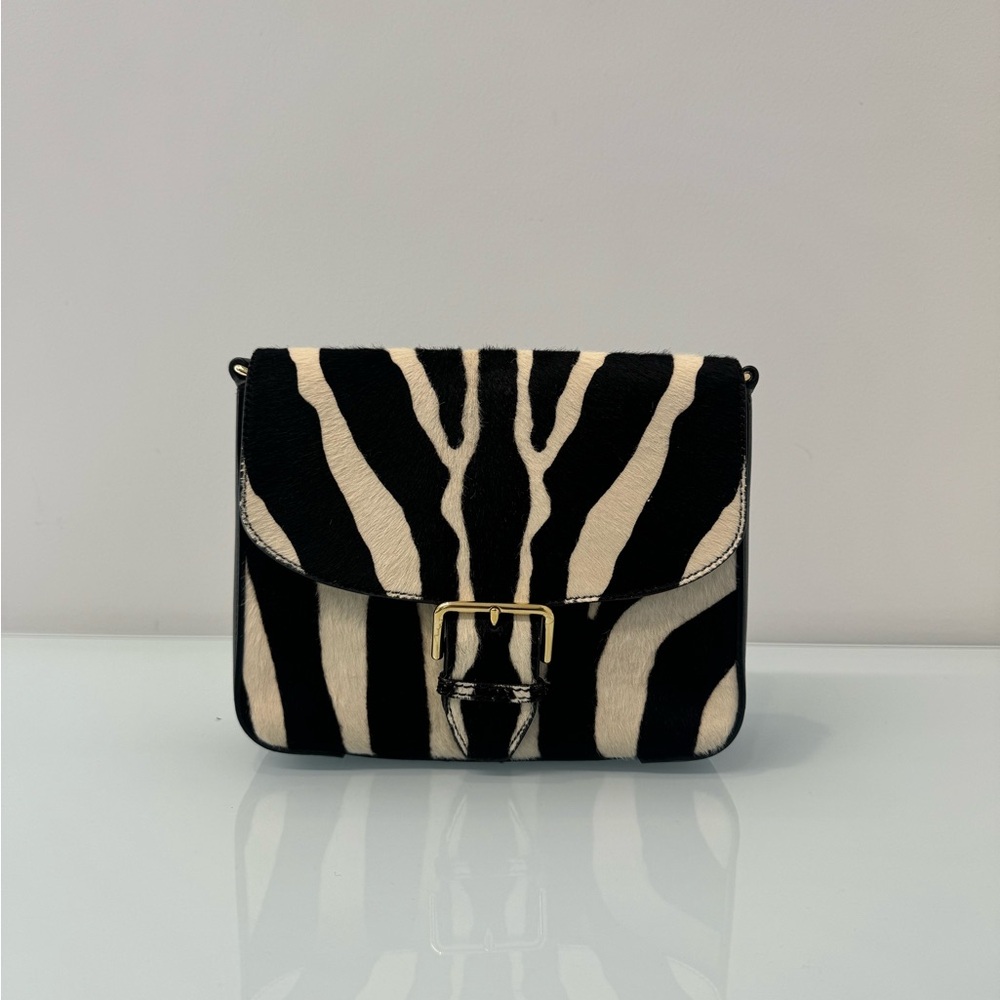 Small black/white Burberry bag. Comes with long strap